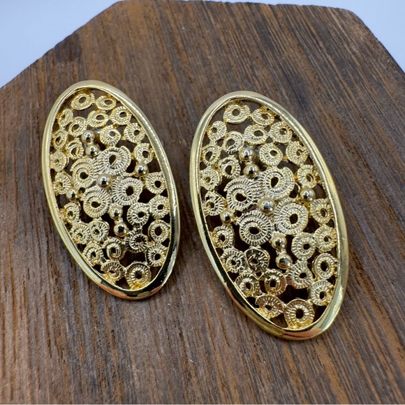 Vintage gold tone Etruscan style large textured oval stud earrings - Picture 4 of 10